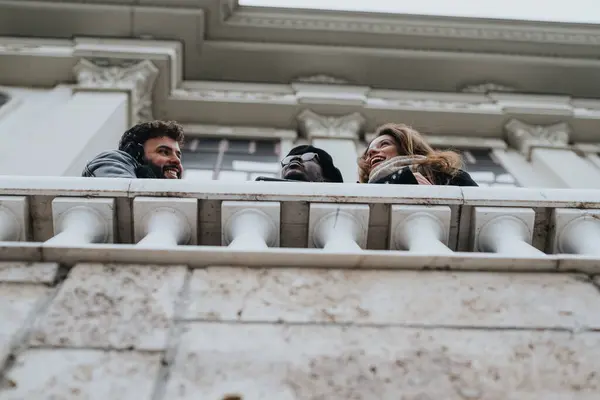 Tři Multietničtí Přátelé Spolu Užívají Lehký Okamžik Starožitném Balkóně Městě — Stock fotografie
