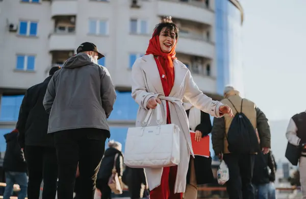 Una Mujer Alegre Con Una Bufanda Roja Abrigo Blanco Pasea —  Fotos de Stock