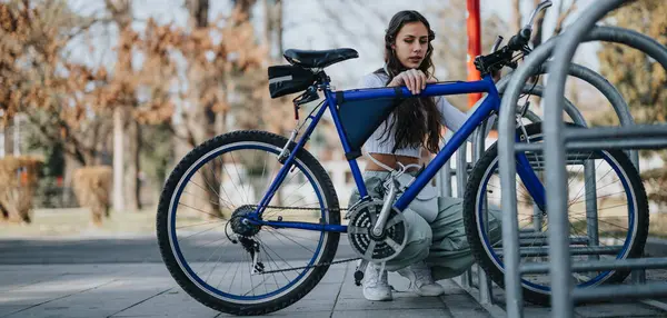 Adultos Jóvenes Activos Asegurando Bicicleta Azul Con Una Cerradura Una —  Fotos de Stock