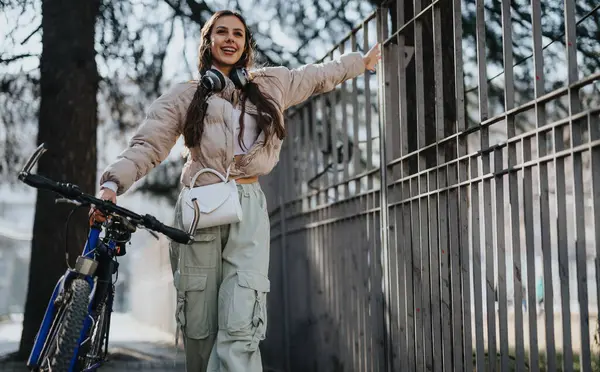 Une Jeune Femme Joyeuse Avec Écouteurs Tient Côté Son Vélo — Photo