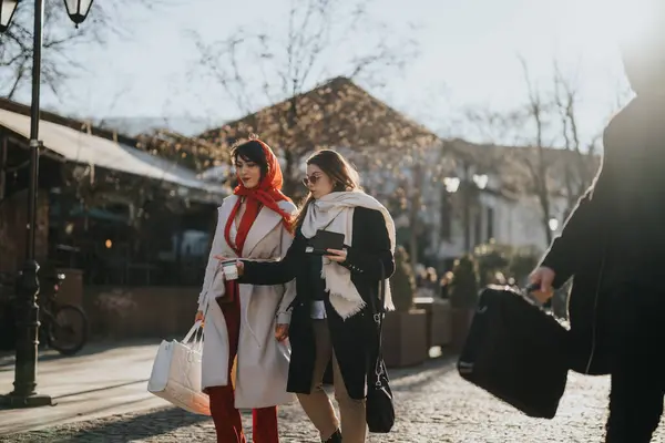 Две Профессиональные Женщины Стильной Одежде Погруженные Деловую Беседу Прогуливаясь Солнечному — стоковое фото