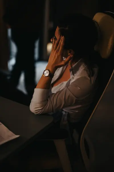 Una Professionista Contemplativa Concentrata Seduta Una Riunione Con Collega Sfocato — Foto Stock