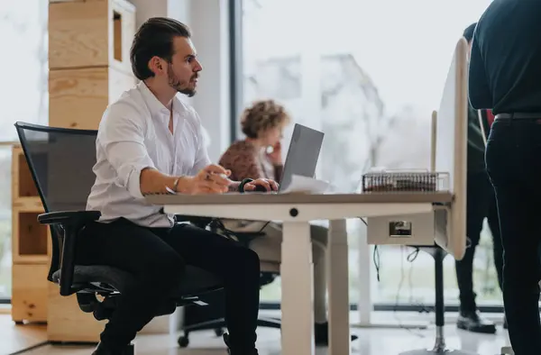 Hombre Profesional Está Concentrando Trabajo Computadora Portátil Entorno Oficina Vibrante — Foto de Stock