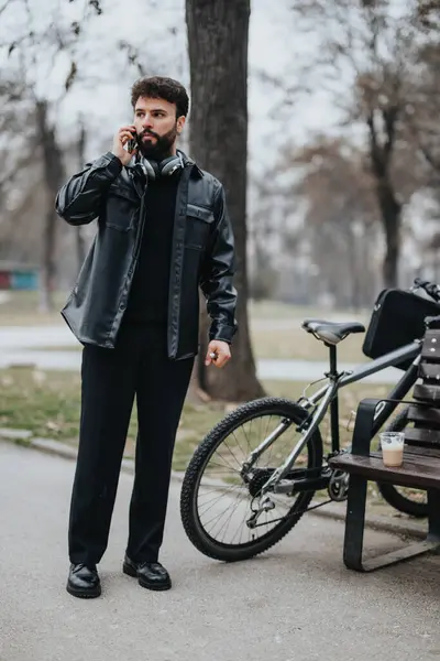 Şık Bir Işadamı Şehir Parkında Bisikletiyle Uzaktan Kumandalı Bir Telefonla — Stok fotoğraf