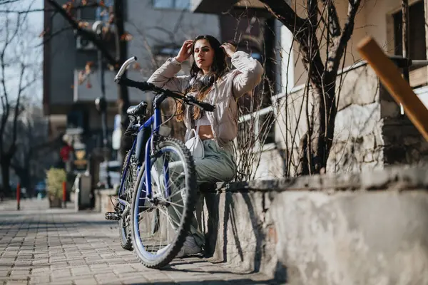 Случайная Молодая Женщина Наслаждается Паузой Своем Городском Велосипеде Купаясь Солнечном — стоковое фото