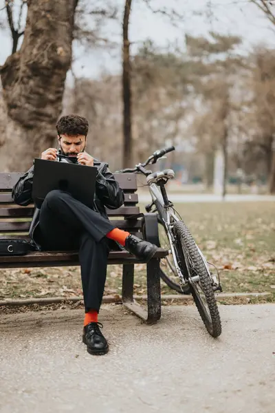 Genç Erkek Girişimci Bisikletinin Yanındaki Bankta Otururken Dışarıda Dizüstü Bilgisayarda — Stok fotoğraf