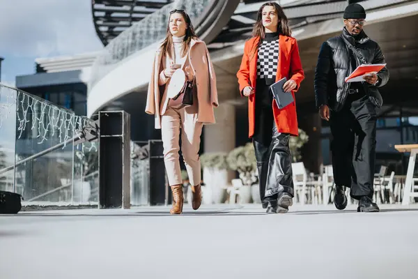 近代的なオフィスビルの外を歩く3人の信頼できるビジネスチーム チームワーク 多様性 企業ライフスタイルに焦点を当てる — ストック写真