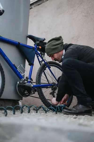 Bisikletini Emniyet Hırsızlıkla Mücadele Için Şehir Sokaklarına Zincirle Kilitlemiş — Stok fotoğraf