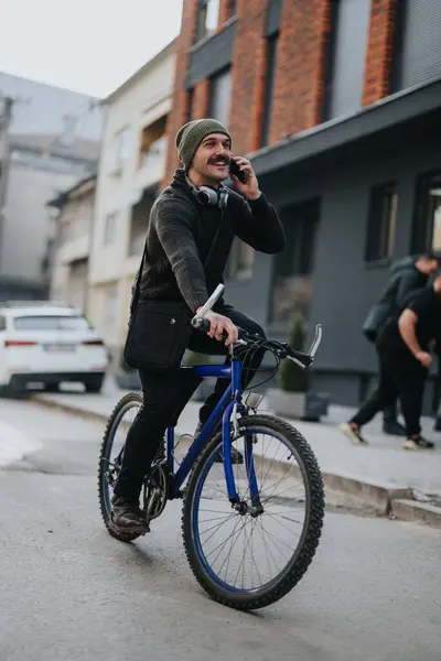 Neşeli Bir Adam Şehir Merkezinde Cep Telefonuyla Konuşurken Bisiklet Sürmekten — Stok fotoğraf