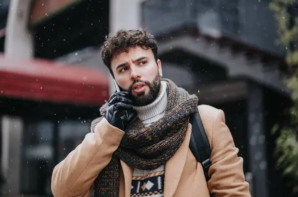 Kışın Giyinmiş Genç Bir Işadamı Ciddi Bir Telefon Görüşmesi Yapar — Stok fotoğraf