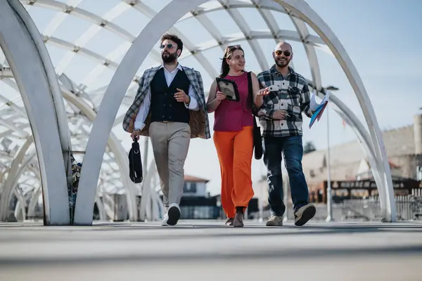 一群年轻企业家一起走过一座现代化的城市桥梁 在商业策略上进行合作 — 图库照片