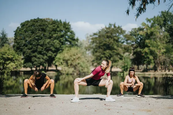 适合女性在公园里一起享受户外运动和训练 他们有一个积极的氛围 同时伸展身体 保持健康 — 图库照片