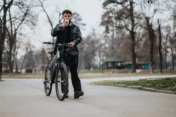 Bisikletli Şık Bir Adamı Sakin Bir Şehir Parkında Dizüstü Bilgisayarla — Stok fotoğraf