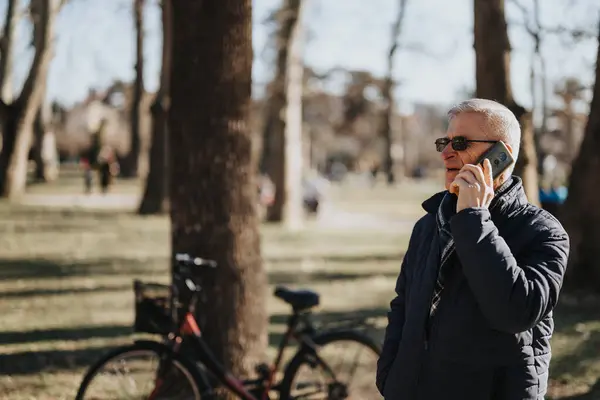 Senior Man Talking Smart Phone Sunny Park Bicycle Background — Stock Photo, Image
