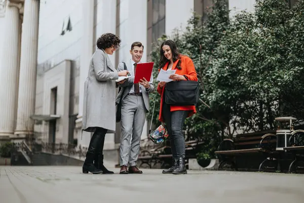 Τρεις Επαγγελματίες Συνεργάτες Επικεντρώνονται Μια Συζήτηση Εργασίας Ενώ Στέκεται Έξω — Φωτογραφία Αρχείου