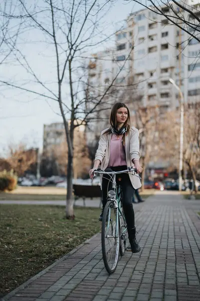 Случайная Молодая Женщина Велосипедной Прогулкой Тропинке Городском Парке Деревьями Многоквартирными — стоковое фото
