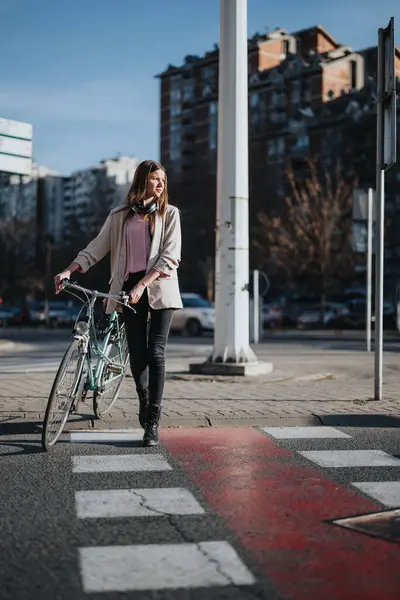 Şehir Merkezinde Yaya Geçidinde Bekleyen Bisikletli Mutlu Genç Bir Kadının — Stok fotoğraf