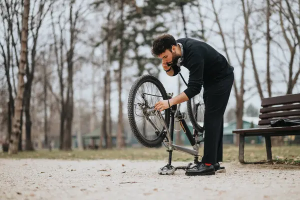 Gündelik Giyinmiş Profesyonel Bir Işadamı Sakin Bir Park Ortamında Bisikletini — Stok fotoğraf