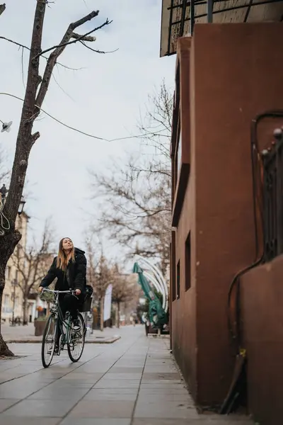Молодая Женщина Наслаждается Неторопливой Езды Велосипеде Спокойной Городской Улице — стоковое фото