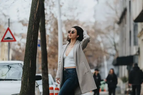 Giovane Donna Alla Moda Posa Una Strada Della Città Indossando — Foto Stock