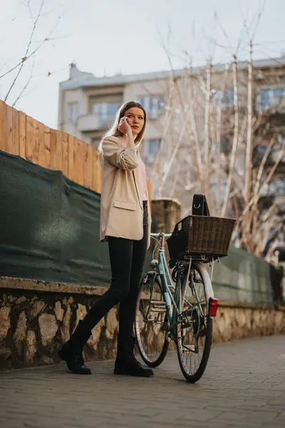 Стильная Молодая Женщина Винтажным Велосипедом Разговаривает Телефону Городском Открытом Месте — стоковое фото