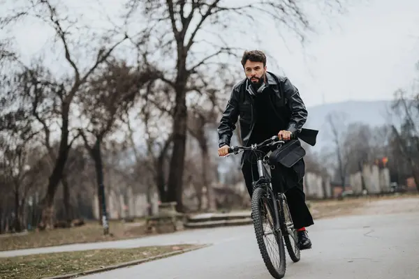 Elegante Ejecutivo Masculino Disfruta Flexibilidad Trabajar Aire Libre Montando Bicicleta — Foto de Stock