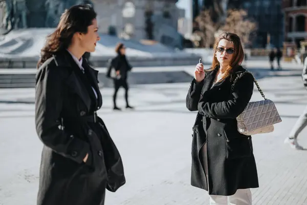 都市設定でビジネスについて話し合う自信のある女性起業家 — ストック写真