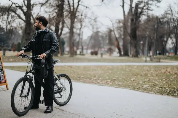 Bisikletle Donatılmış Yakışıklı Bir Işadamı Sakin Bir Şehir Parkında Çalışıyor — Stok fotoğraf