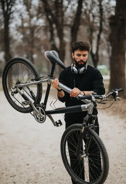 Emprendedor Concentrado Atuendo Casual Está Atendiendo Bicicleta Montaña Entorno Aire —  Fotos de Stock