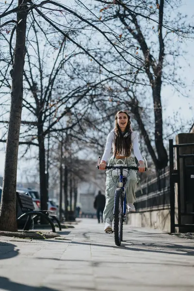 Случайная Молодая Женщина Длинными Волосами Катается Велосипеде Городской Дорожке Деревьями — стоковое фото