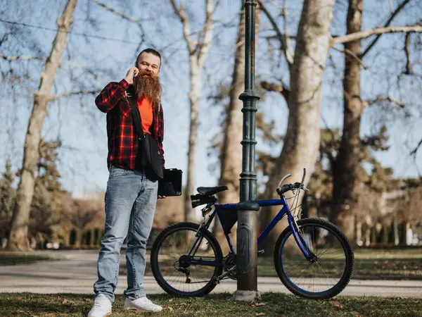 Hippi Adamı Günlük Kıyafetleriyle Şehir Parkında Uzaktan Çalışıyor Bisikleti Yakınlarda — Stok fotoğraf