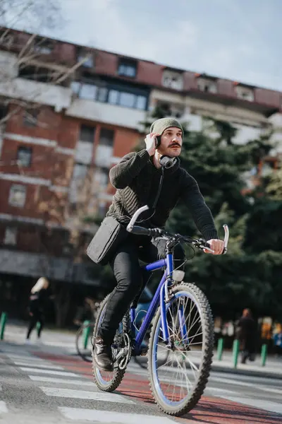 Şık Bir Adam Şehir Ortamında Bisiklet Sürerken Akıllı Telefon Kulaklıkla — Stok fotoğraf
