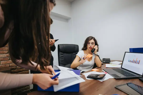 Πολυσύχναστη Ρύθμιση Γραφείου Μια Εστιασμένη Γυναίκα Multitasking Ένα Τηλεφώνημα Και — Φωτογραφία Αρχείου