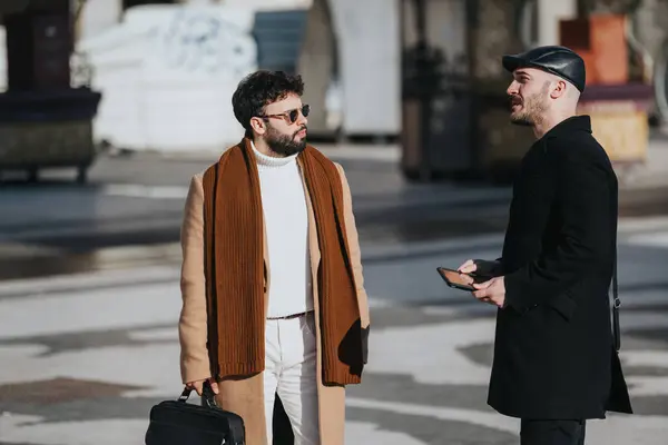 Dos Hombres Elegantes Que Participan Una Conversación Informal Aire Libre — Foto de Stock