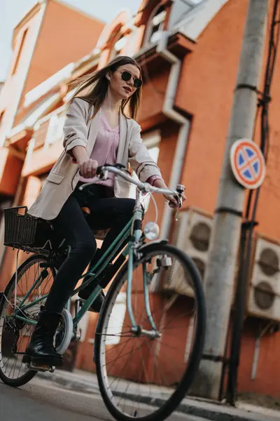 Уверенная Молодая Женщина Едет Классическом Велосипеде Городской Улице Зданиями Заднем — стоковое фото