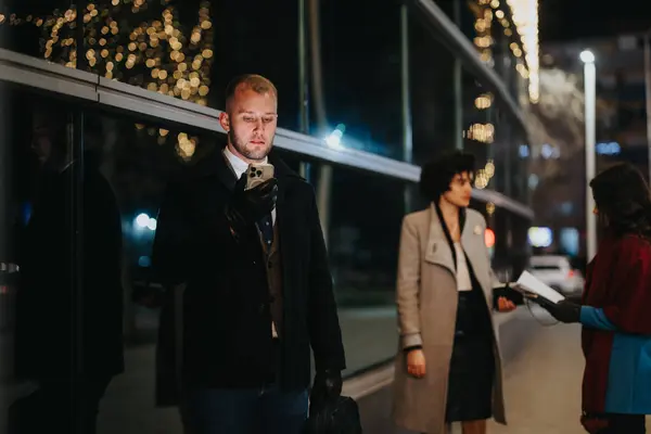 Dojeżdżający Czekają Przystanku Tętniącą Życiem Miejską Noc Skupiony Człowiek Smartfonem — Zdjęcie stockowe