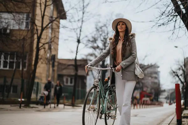 Элегантная Молодая Женщина Шляпе Стоит Своим Винтажным Велосипедом Городской Улице — стоковое фото