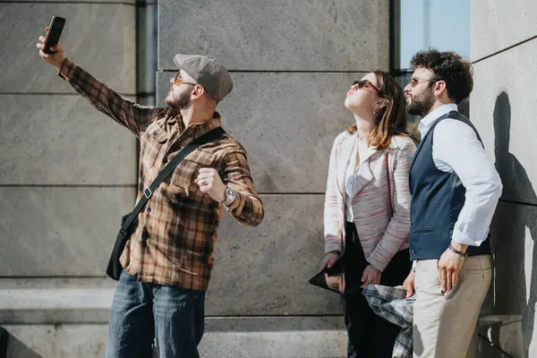 Mladí Profesionálové Spolupracují Dávají Pauzu Selfie Během Neformálního Venkovního Setkání — Stock fotografie