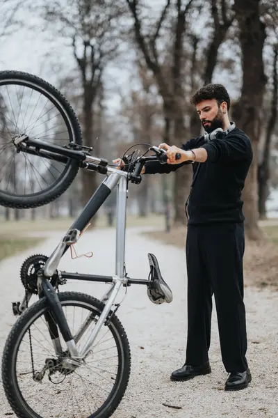 Fokuserad Affärsman Avslappnade Kläder Och Hörlurar Reparerar Sin Mountainbike Lugn — Stockfoto