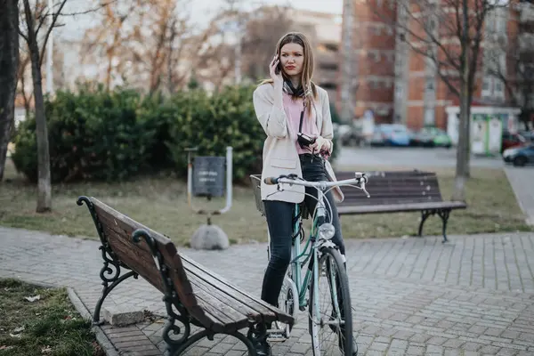 Уверенная Молодая Женщина Повседневной Одежде Стоящая Своим Винтажным Велосипедом Городском — стоковое фото
