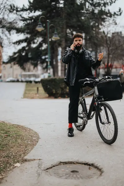 Modern Bir Erkek Girişimci Dışarıda Bisikletle Dikilirken Akıllı Telefonla Iletişim — Stok fotoğraf