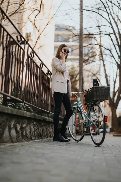 Стильная Молодая Женщина Чатится Смартфоне Винтажным Велосипедом Городском Тротуаре Заднем — стоковое фото