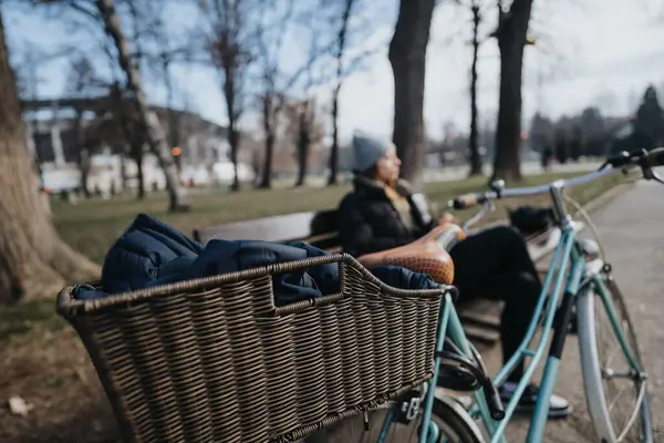 Frau Entspannt Auf Parkbank Mit Oldtimer Fahrrad Und Weidenkorb — Stockfoto
