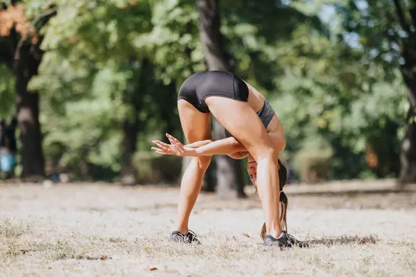 Attraktive Sportmädchen Mit Spaß Und Bewegung Freien Einem Sonnigen Park — Stockfoto