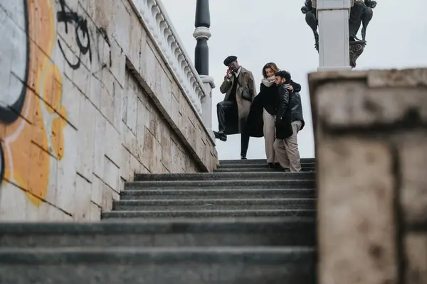 三位朋友在一个城市的楼梯上随意相遇和互动 展示了一种轻松的城市生活方式和社会关系 — 图库照片
