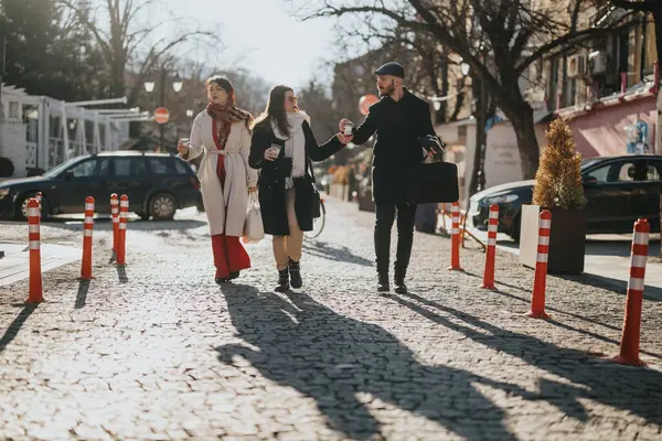 Ein Dynamisches Trio Von Kollegen Führt Einem Sonnigen Wintertag Auf — Stockfoto