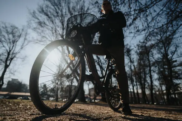 Aktif Kıdemli Adam Güneşli Bir Günde Parkta Bisiklet Sürmekten Hoşlanıyor — Stok fotoğraf