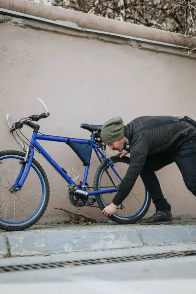 Bereli Ceketli Sıradan Bir Adam Mavi Bisikletinin Viteslerini Şehir Kaldırımında — Stok fotoğraf