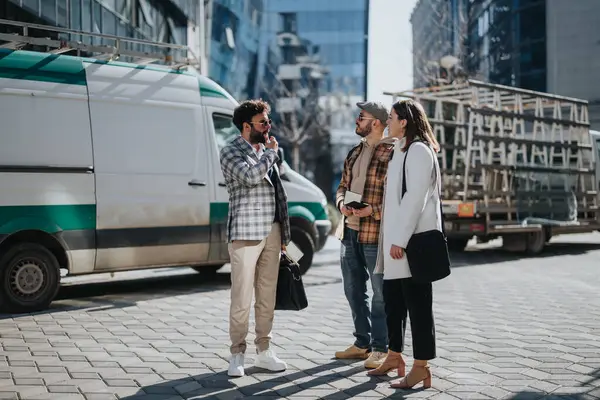 Tres Jóvenes Emprendedores Que Tienen Una Reunión Informal Negocios Afuera —  Fotos de Stock