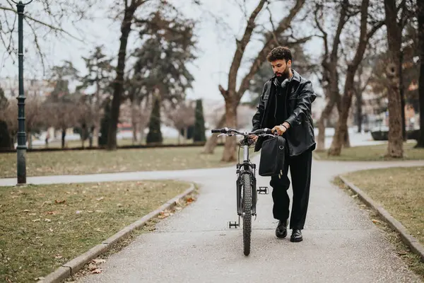Şehir Parkında Bisikletiyle Gezen Mola Veren Genç Şık Bir Girişimci — Stok fotoğraf